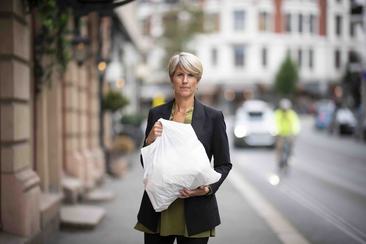 Bilde av Cecilie Lind, daglig leder i Handelens Miljøfond, som holder en hvit plastpose