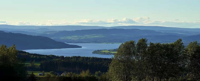 Bilde av norsk natur, daler og en elv